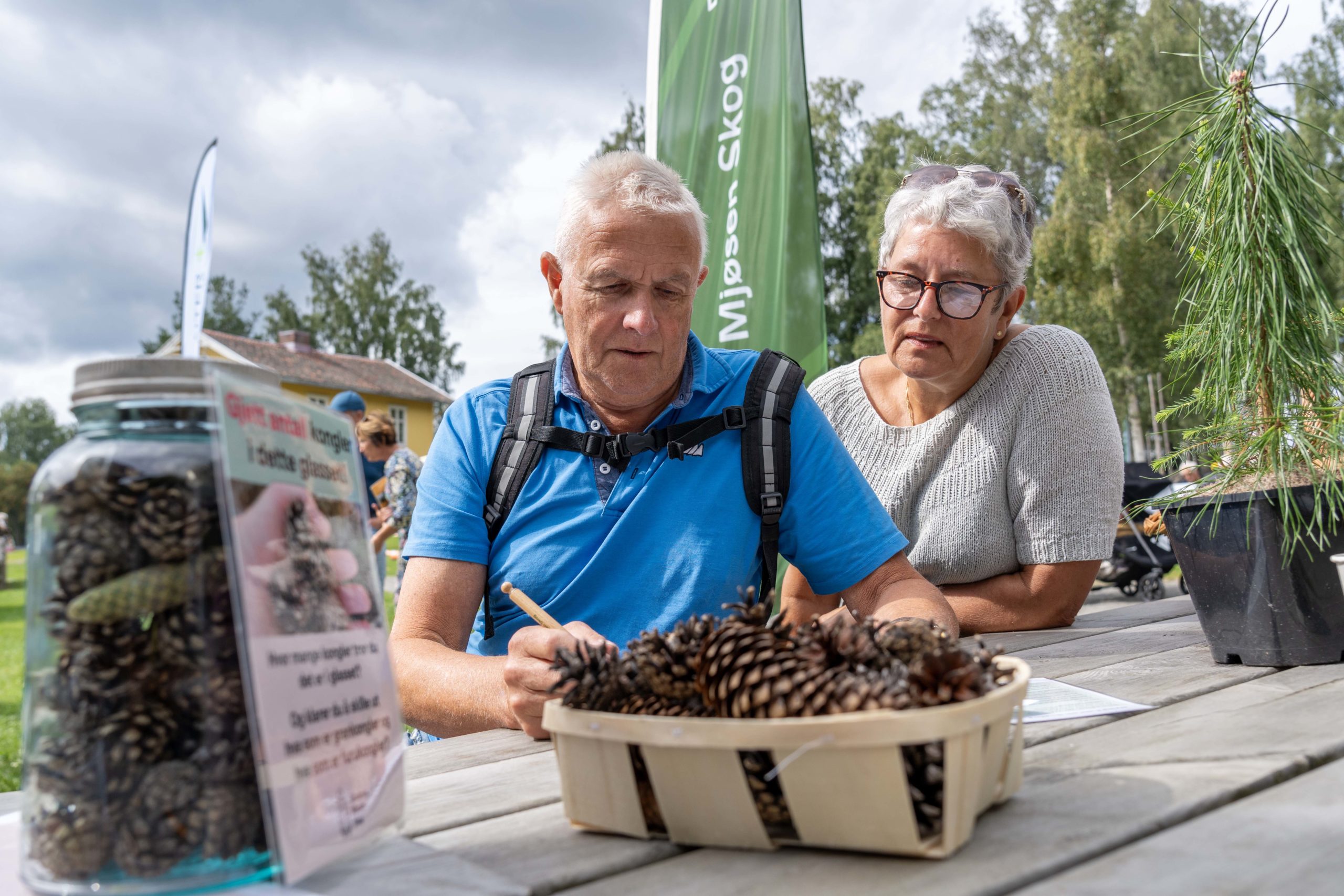 Per-Jarle Nerhus og Lisbeth Nerhus imponerte på Glommen Mjøsen Skog sin quiz om det norske skogbruket, i tillegg tippet de også riktig på antall kongler i glasset.