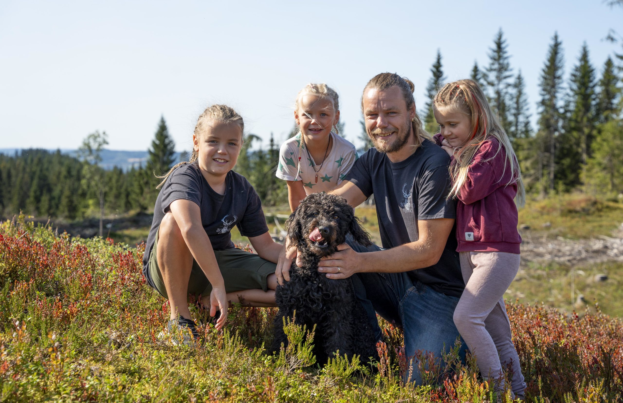 Familie på hogstflate.