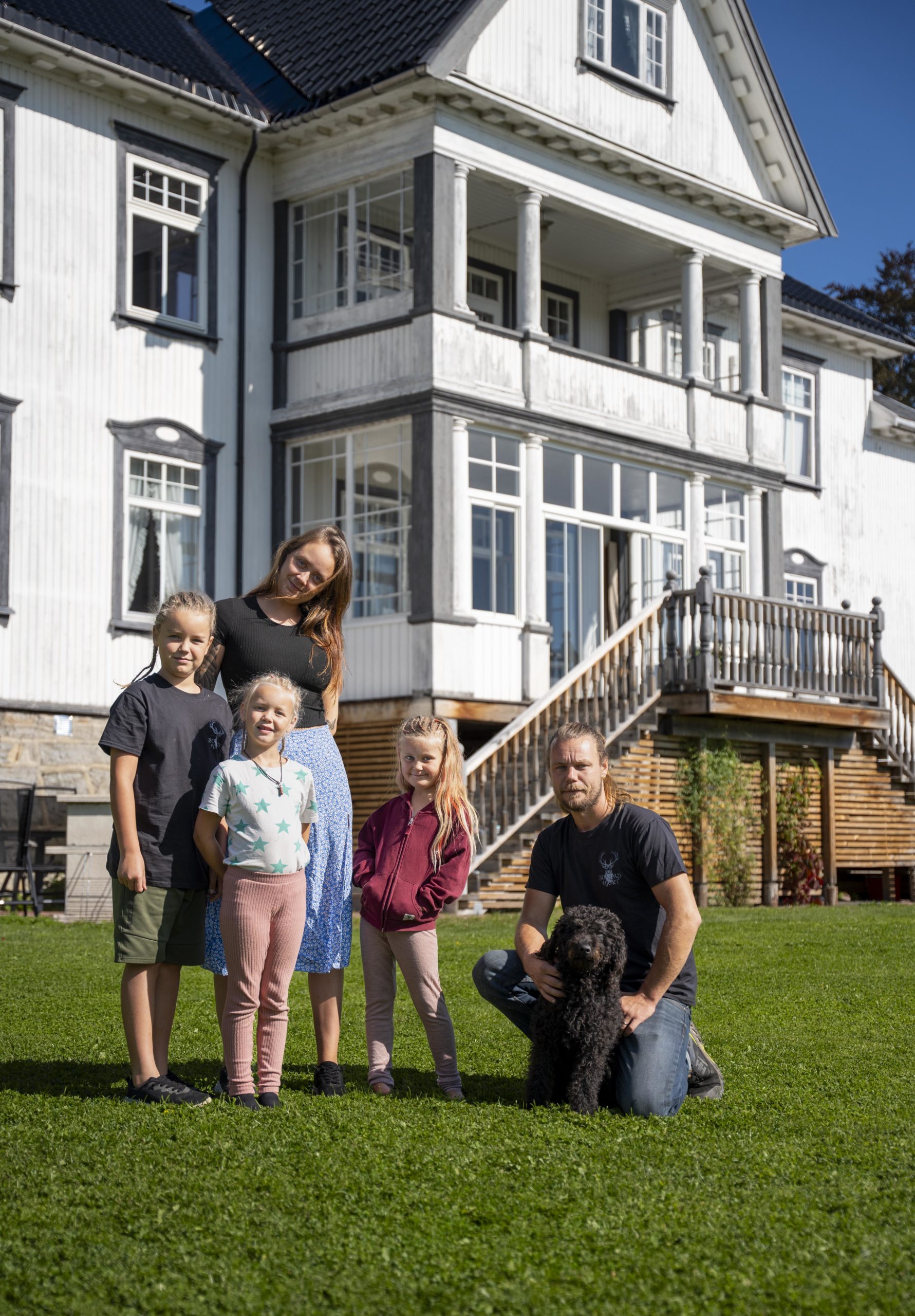 Familien Bolstad foran hovedhuset på gården.