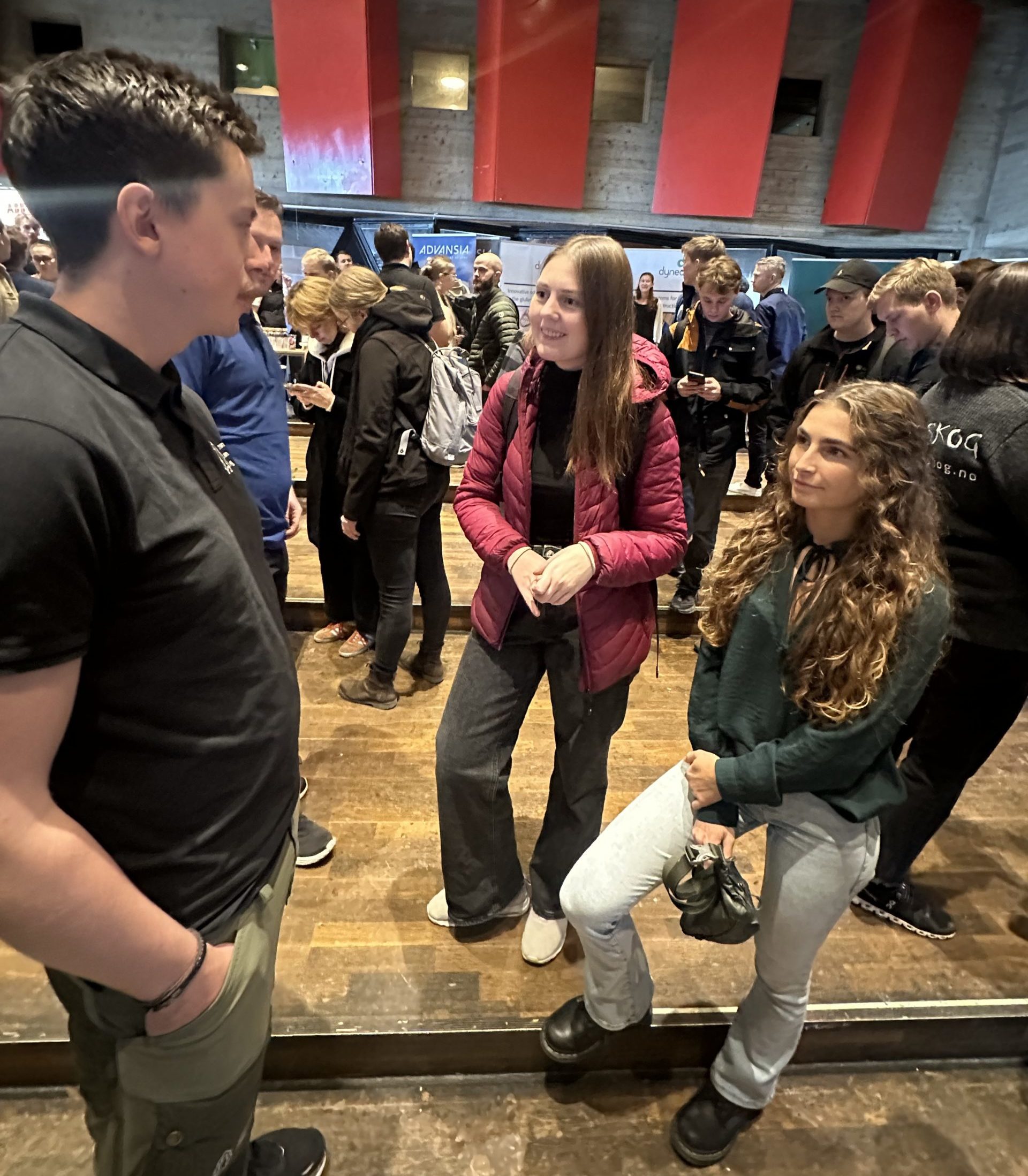 Skogfagstudentene Cecilia Bjerkeset fra Levanger og Susannne Eikenæs frå Lardal i Vestfold. Her i samtale med skogbruksleder Johan Stubsjøen Storås fra Glommen Mjøsen Skog.