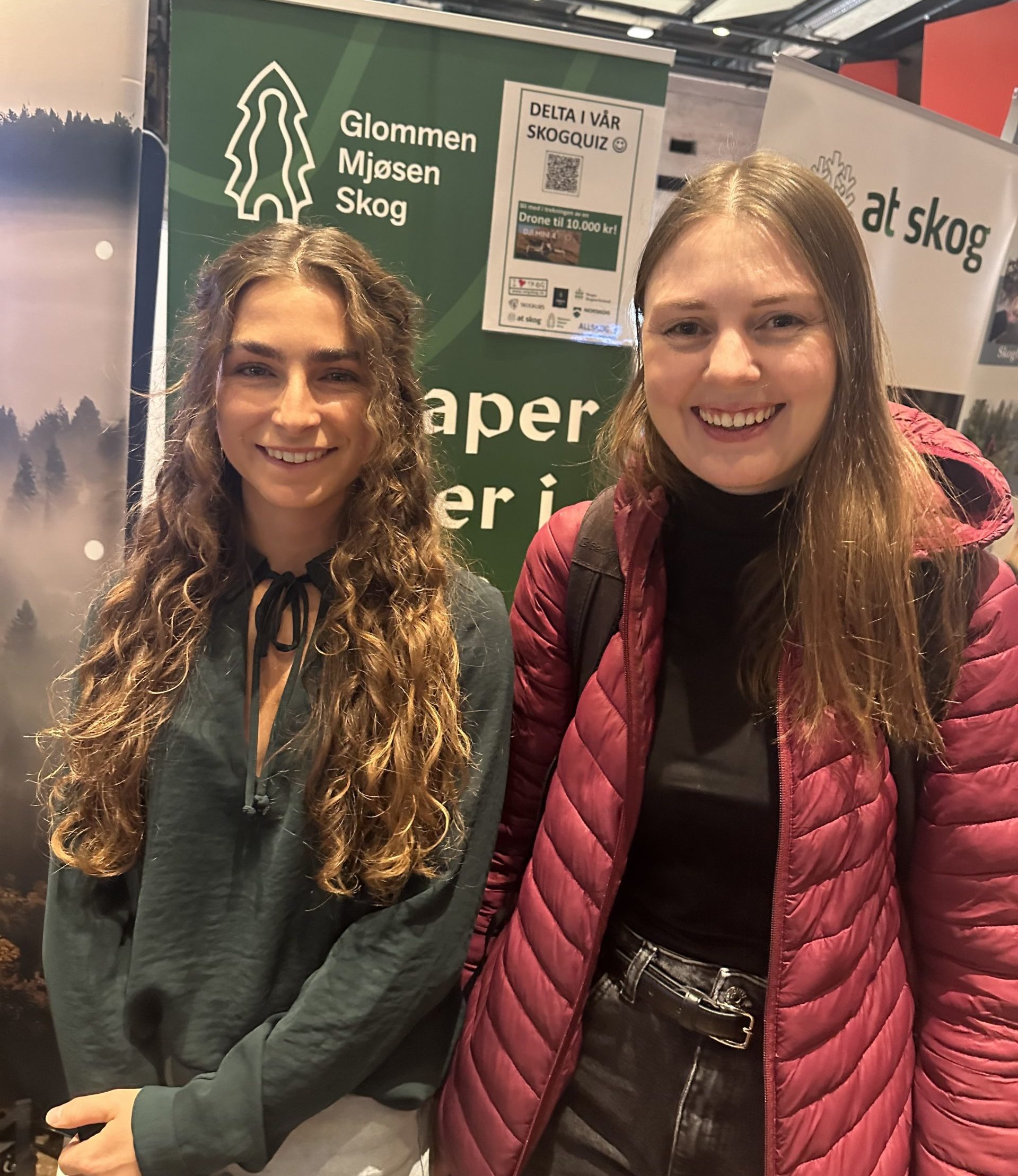 F.v: Skogfagstudentene Cecilia Bjerkeset fra Levanger og Susannne Eikenæs frå Lardal i Vestfold.