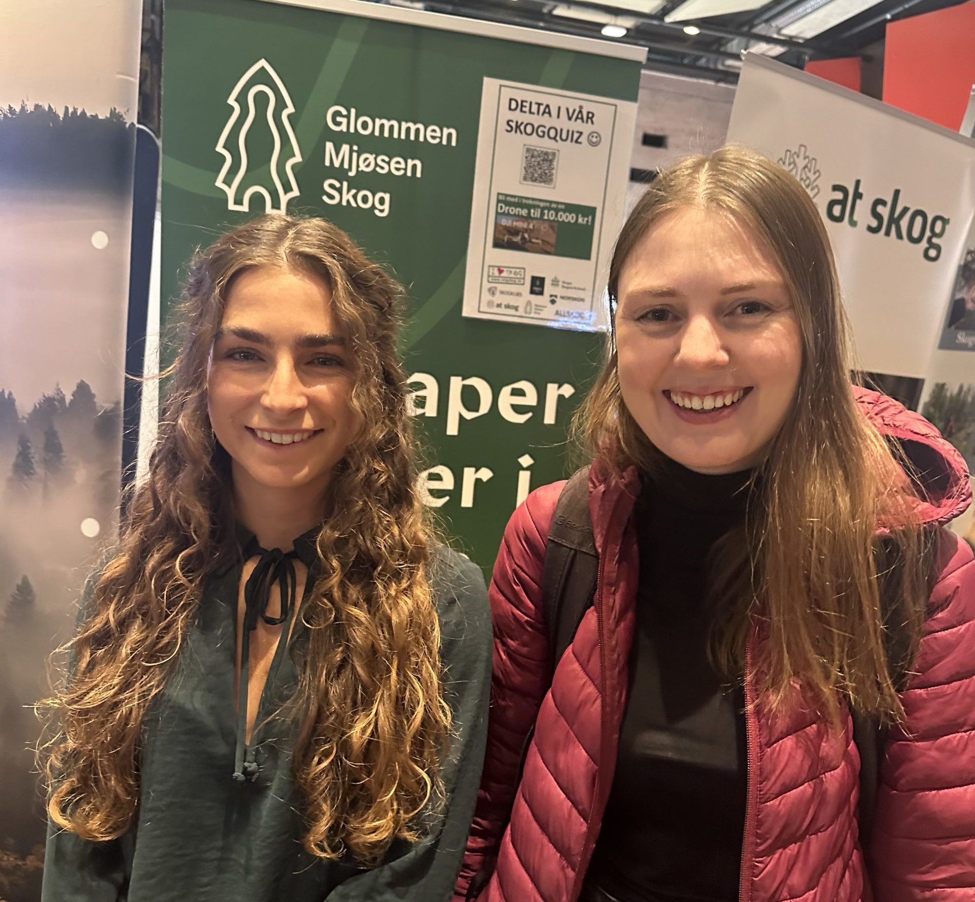 F.v: Skogfagstudentene Cecilia Bjerkeset fra Levanger og Susannne Eikenæs frå Lardal i Vestfold.