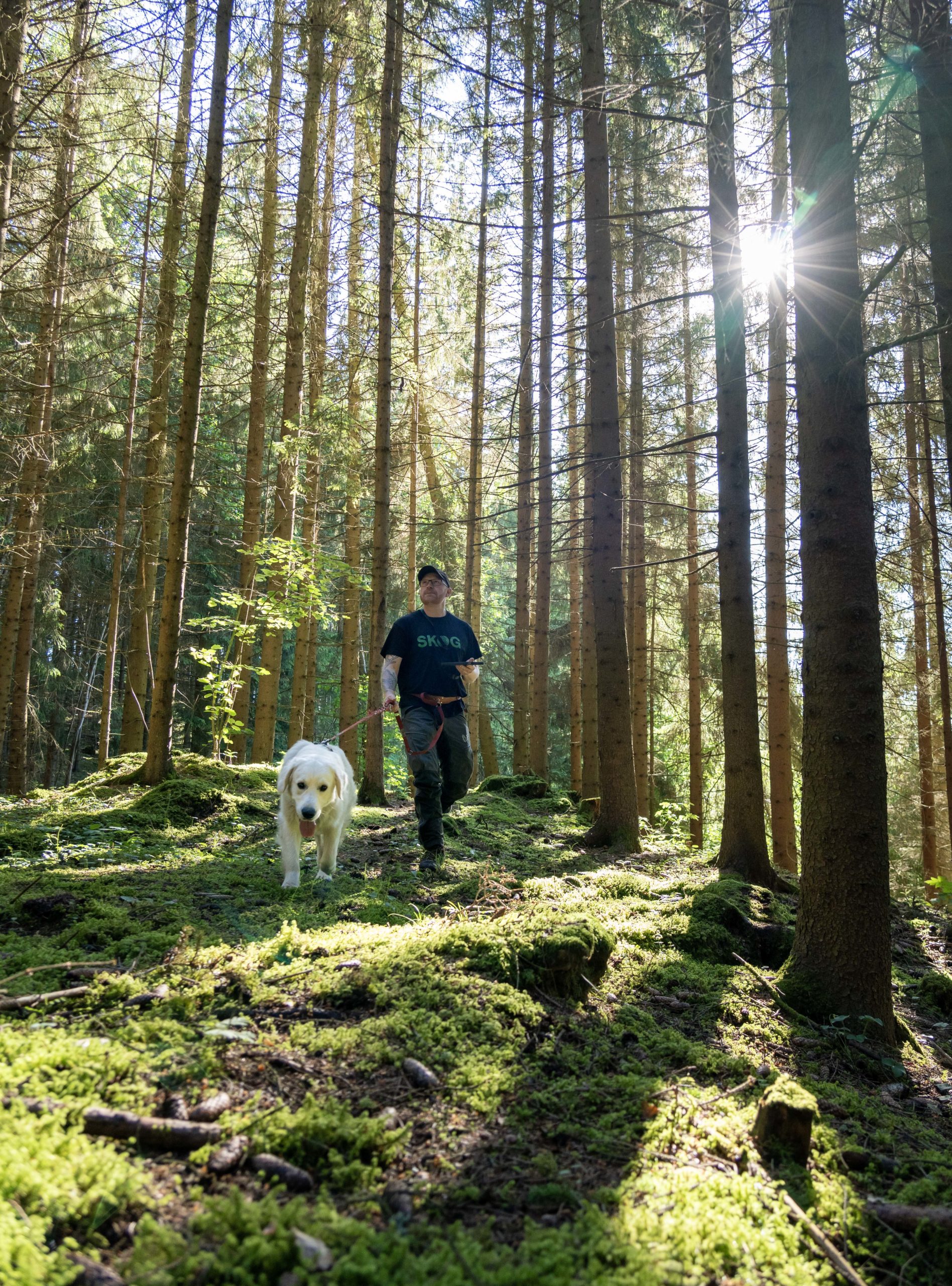 Mann med hund i skogen