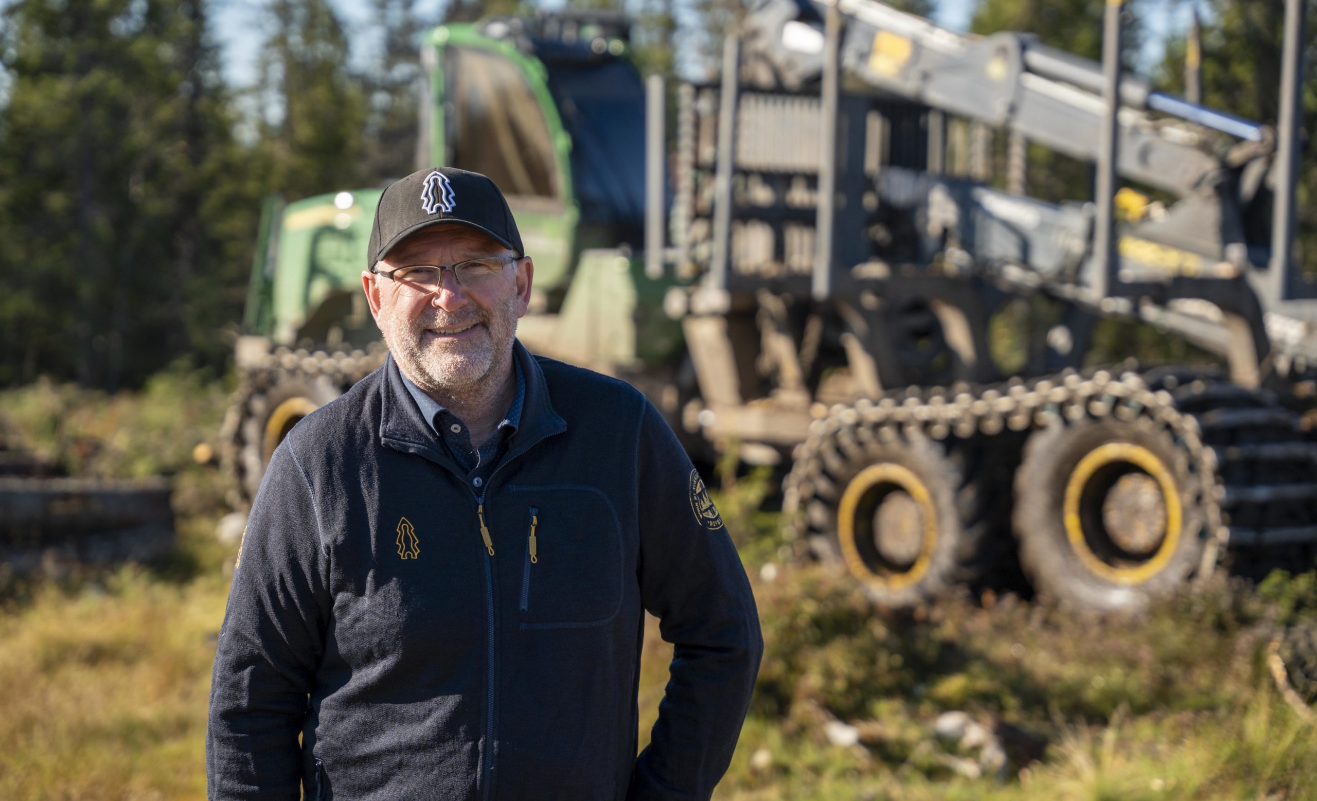 Håkon Bakken foran skogsmaskin.