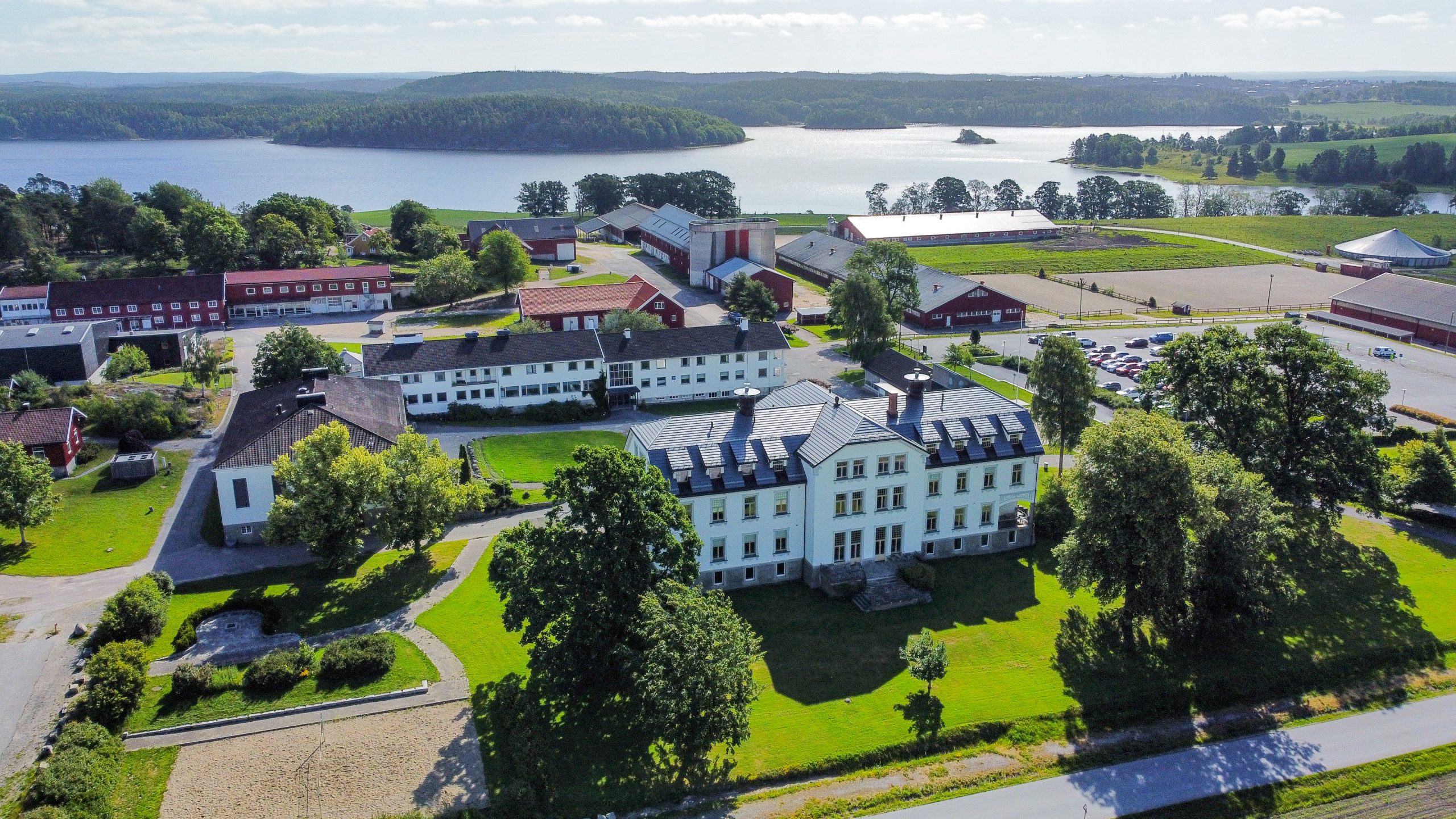 Flyfoto av flere bygninger på Kalnes videregående skole