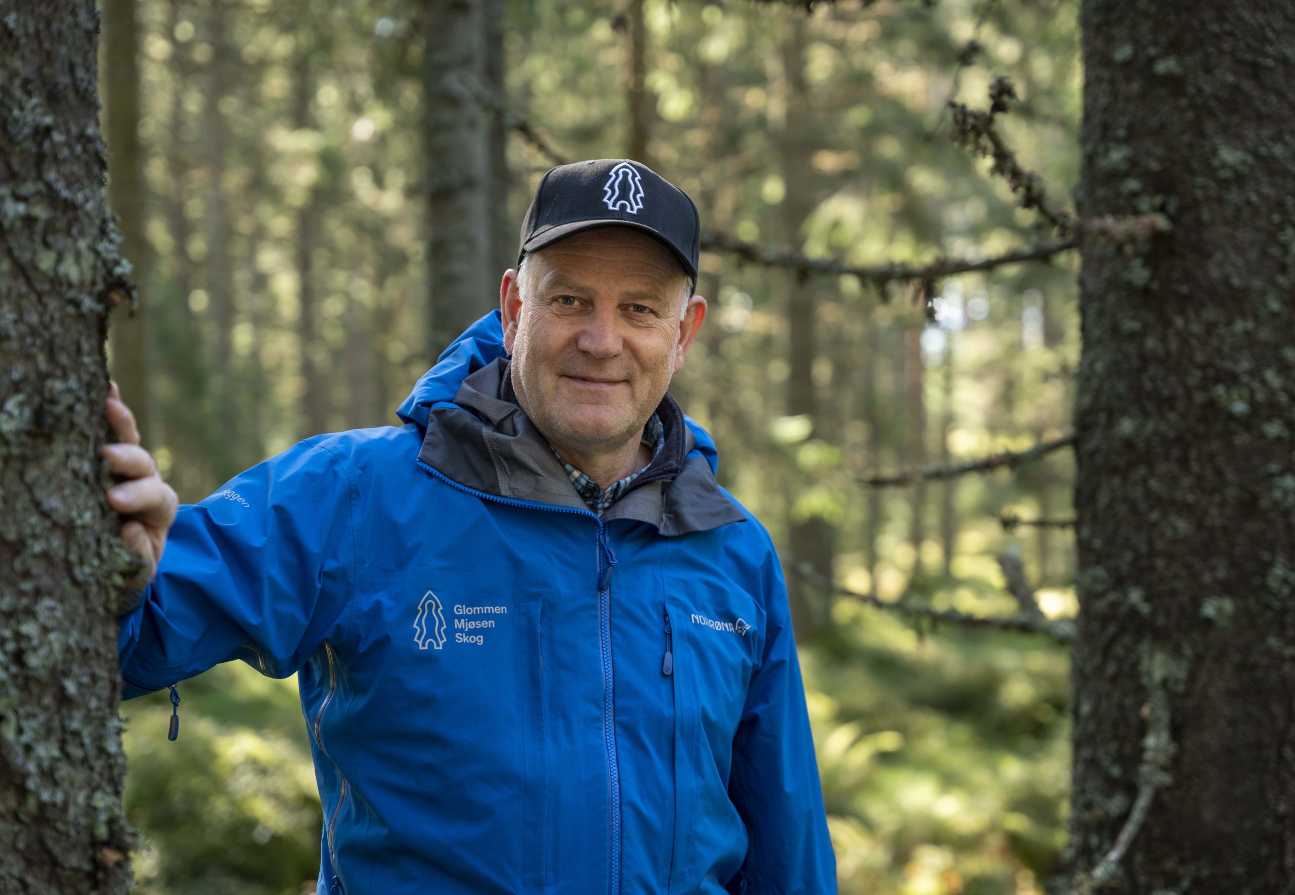 Portrett av Sverre Holm i skogen.